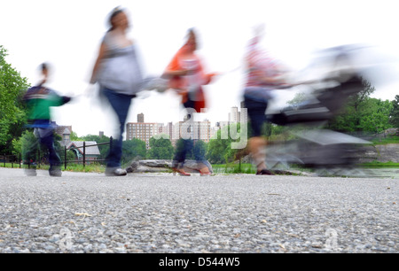 Central Park, New York City, USA people walking, motion blur Banque D'Images