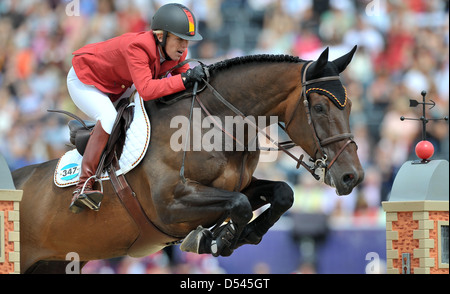 Meredith Michaels-Beerbaum équitation Bella Donna (ALL, Allemagne). Saut d'équipe Banque D'Images