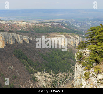 Le mouvement des nuages sur la montagne. La Crimée. L'Ukraine. Baba-Dag du plateau. Mangup-Kale Cave City. XIV-XVIII siècles Banque D'Images