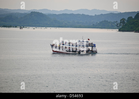 Entrée de Port Blair,port délabré de banlieue sur les transbordeurs, Port, les navires, à l'ancre, les navires de la marine indienne,Îles d'Andaman Banque D'Images
