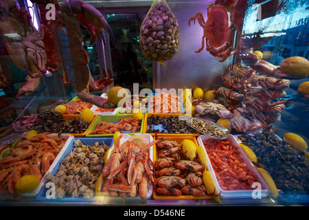 Des fruits de mer sur l'affichage dans la fenêtre d'un restaurant à Lisbonne, Portugal. Banque D'Images