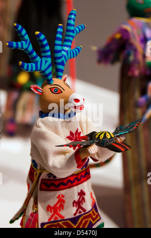 Un sculpté et peint de couleurs vives, à l'antilope Laura Anderson barbata, l'exposition 'Transcomunalidad», Oaxaca, Mexique. Banque D'Images