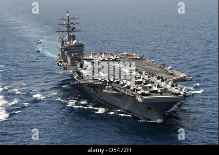 US Navy porte-avions USS Dwight D. Eisenhower le 23 mars 2013 dans la mer d'Oman. Banque D'Images