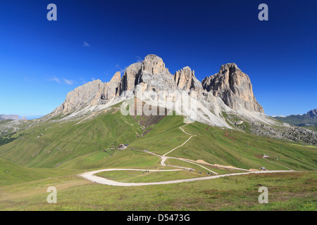 L'été sur le mont Sassolungo à partir de la vallée de Fassa, Dolomites italiennes Banque D'Images