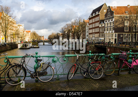 Les vélos garés le long du canal d'Amsterdam. composition horizontale. Banque D'Images