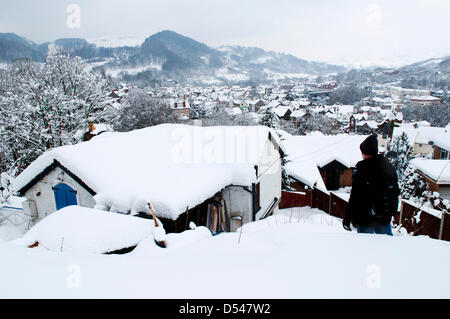 Llangollen, Wales, UK. Le 24 mars 2013. La neige est 80cms de profondeur dans des endroits à Llangollen et beaucoup de visiteurs pris au piège le vendredi soir, lorsque le poids de la neige ont rendu les routes impraticables, maintenant faire une tentative de creuser leurs voitures et rentrer chez eux. Les sections locales également essayer d'obtenir leurs véhicules libres pour travailler demain. La neige continue de tomber, mais moins fortement et les températures restent sous zéro. Crédit photo : Graham M. Lawrence/Alamy Live News. Banque D'Images