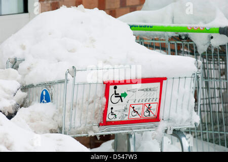 Llangollen, Wales, UK. Le 24 mars 2013. La neige est 80cms de profondeur dans des endroits à Llangollen et beaucoup de visiteurs pris au piège le vendredi soir, lorsque le poids de la neige ont rendu les routes impraticables, maintenant faire une tentative de creuser leurs voitures et rentrer chez eux. Les sections locales également essayer d'obtenir leurs véhicules libres pour travailler demain. La neige continue de tomber, mais moins fortement et les températures restent sous zéro. Crédit photo : Graham M. Lawrence/Alamy Live News. Banque D'Images