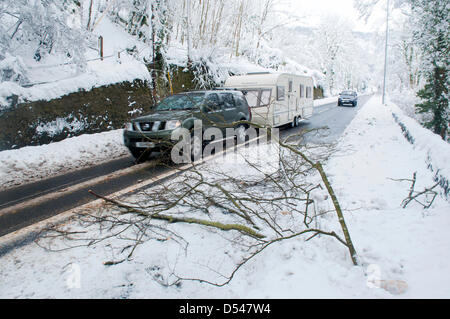 Llangollen, Wales, UK. Le 24 mars 2013. La neige est 80cms de profondeur dans des endroits à Llangollen et beaucoup de visiteurs pris au piège le vendredi soir, lorsque le poids de la neige ont rendu les routes impraticables, maintenant faire une tentative de creuser leurs voitures et rentrer chez eux. Les sections locales également essayer d'obtenir leurs véhicules libres pour travailler demain. La neige continue de tomber, mais moins fortement et les températures restent sous zéro. Crédit photo : Graham M. Lawrence/Alamy Live News. Banque D'Images