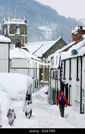 Llangollen, Wales, UK. Le 24 mars 2013. La neige est 80cms de profondeur dans des endroits à Llangollen et beaucoup de visiteurs pris au piège le vendredi soir, lorsque le poids de la neige ont rendu les routes impraticables, maintenant faire une tentative de creuser leurs voitures et rentrer chez eux. Les sections locales également essayer d'obtenir leurs véhicules libres pour travailler demain. La neige continue de tomber, mais moins fortement et les températures restent sous zéro. Crédit photo : Graham M. Lawrence/Alamy Live News. Banque D'Images