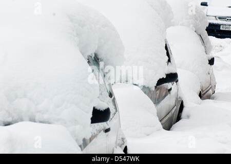 Llangollen, Wales, UK. Le 24 mars 2013. La neige est 80cms de profondeur dans des endroits à Llangollen et beaucoup de visiteurs pris au piège le vendredi soir, lorsque le poids de la neige ont rendu les routes impraticables, maintenant faire une tentative de creuser leurs voitures et rentrer chez eux. Les sections locales également essayer d'obtenir leurs véhicules libres pour travailler demain. La neige continue de tomber, mais moins fortement et les températures restent sous zéro. Crédit photo : Graham M. Lawrence/Alamy Live News. Banque D'Images