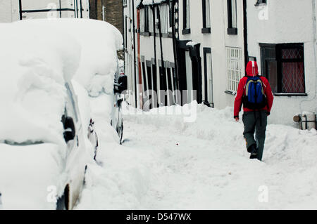 Llangollen, Wales, UK. Le 24 mars 2013. La neige est 80cms de profondeur dans des endroits à Llangollen et beaucoup de visiteurs pris au piège le vendredi soir, lorsque le poids de la neige ont rendu les routes impraticables, maintenant faire une tentative de creuser leurs voitures et rentrer chez eux. Les sections locales également essayer d'obtenir leurs véhicules libres pour travailler demain. La neige continue de tomber, mais moins fortement et les températures restent sous zéro. Crédit photo : Graham M. Lawrence/Alamy Live News. Banque D'Images