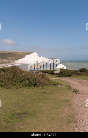 Les sept Sœurs des falaises de craie naturelle utilisée pour représenter emblématique falaise blanches de Douvres aux beaux jours de ciel bleu brillant Banque D'Images