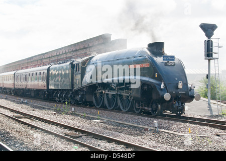 Le train de voyageurs à vapeur sur la ligne principale à Wakefield Kirkgate, South Yorkshire, Angleterre Banque D'Images