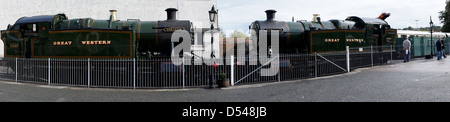 Vue panoramique de locomotives à vapeur 'Goliath' Classe GWR 5205 - N° 5239 & 4200 GWR 'Hercules' Classe - N° 4277 à la gare de Paignton Banque D'Images