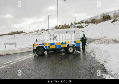 Belfast, Irlande du Nord. 24 mars 2013, une landrover PSNI est utilisé pour fermer une route au milieu de très fortes chutes de neige. Banque D'Images