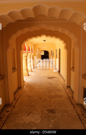 Couloir voûté dans palace city palace ville rose le Rajasthan en Inde Banque D'Images