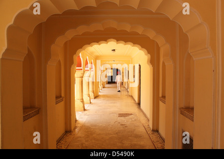 Couloir voûté dans palace city palace ville rose le Rajasthan en Inde Banque D'Images