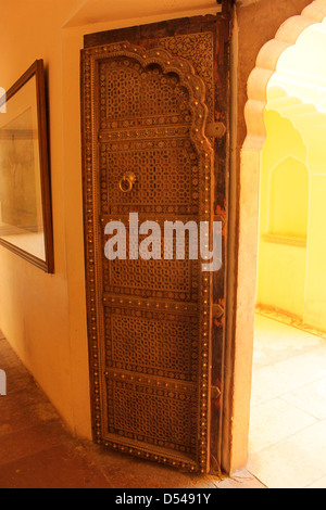 Ouvrir la porte sculptée wodden city palace ville rose le Rajasthan en Inde Banque D'Images