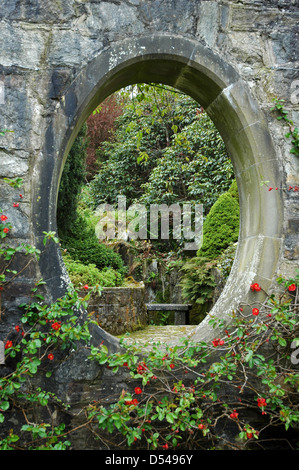 Voir à travers le trou dans le mur de rocaille. Mount Congreve Estate. Avril avec permission. Banque D'Images