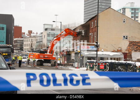 Sheffield, Royaume-Uni. Le 24 mars 2013. La démolition commence sur un immeuble de trois étages à la suite de son effondrement hier dans le centre-ville Banque D'Images