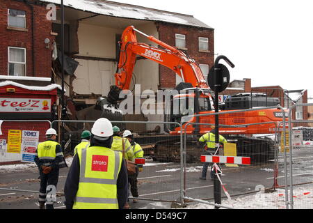 Sheffield, Royaume-Uni. Le 24 mars 2013. La démolition commence sur un immeuble de trois étages à la suite de son effondrement hier dans le centre-ville Banque D'Images