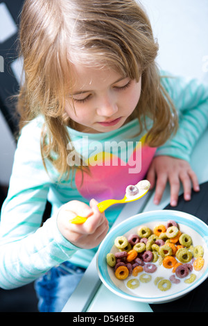 Young Girl eating cornflakes du bol Banque D'Images