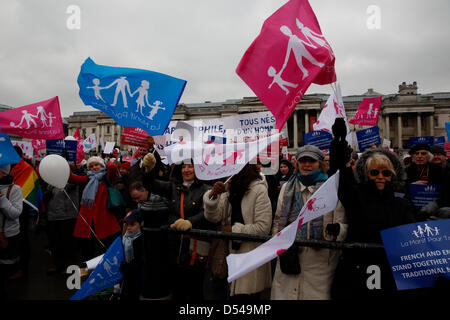 Londres, Royaume-Uni. 24 mars, 2013. Les manifestants scandant des slogans en français au cours de leur manifestation contre le mariage gay en tenant des pancartes. Les manifestants français aux côtés de groupes religieux organisent une Anti-Gay rassemblement à Trafalgar Square. Les anglicans sont les chrétiens à leur tour inciter jusqu'à protester Banque D'Images