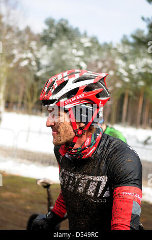 Sherwood Pines,Notts.UK. Le 24 mars 2013. Série 1 de la British national cyclisme vtt cross country, ronde 1. Competiters la race en hiver condidtions, avec la neige et le grésil. Puis un peu de dégel transforme le sol en une boue épaisse surface.La course élite hommes était de cinq tours de Sherwood pines liguria.Photo.Matthias Wengelin (Suède) remporte le championnat britannique de la course 1.Elite hommes. Banque D'Images