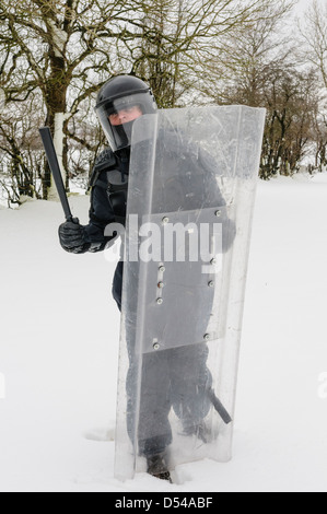 Agent de police habillés en tenue de combat avec la protection en snow Banque D'Images