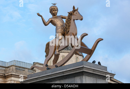 Garçon sur un cheval à bascule sculpture, quatrième soubassement, Trafalgar Square, London, England, UK Banque D'Images