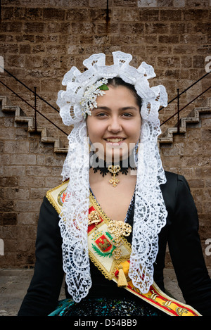 Jeune fille espagnole en costume traditionnel y compris voile mantille dentelle ou un châle pendant ou las Fallas à Valence Espagne festival Falles Banque D'Images