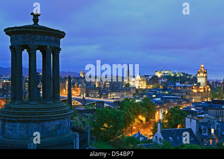 Dugald Stewart Monument (premier plan) et la ligne d'horizon, Édimbourg, Écosse, Royaume-Uni Banque D'Images