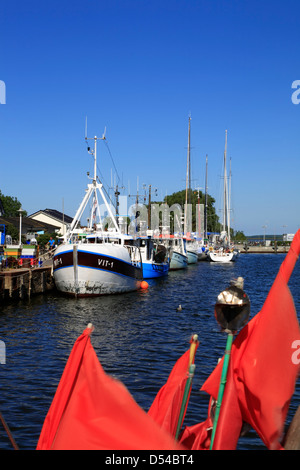 L'île de Hiddensee, Vitte, chalutier de poisson dans le port, le Mecklembourg Poméranie occidentale, Allemagne Banque D'Images