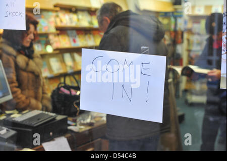 Earlham Street, Londres, Royaume-Uni. Le 24 mars 2013. Le Dover librairie avec la fermeture des panneaux dans la fenêtre comme il se ferme en raison de la baisse des ventes. Le Dover Bookshop dans Covent Garden est fermeture après 27 ans, se spécialisant dans des images libres de redevance et la conception des livres. Banque D'Images