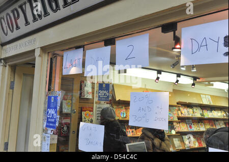 Earlham Street, Londres, Royaume-Uni. Le 24 mars 2013. Le Dover librairie avec la fermeture des panneaux dans la fenêtre comme il se ferme en raison de la baisse des ventes. Le Dover Bookshop dans Covent Garden est fermeture après 27 ans, se spécialisant dans des images libres de redevance et la conception des livres. Banque D'Images