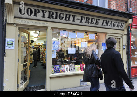 Earlham Street, Londres, Royaume-Uni. Le 24 mars 2013. Le Dover librairie avec la fermeture des panneaux dans la fenêtre comme il se ferme en raison de la baisse des ventes. Le Dover Bookshop dans Covent Garden est fermeture après 27 ans, se spécialisant dans des images libres de redevance et la conception des livres. Banque D'Images