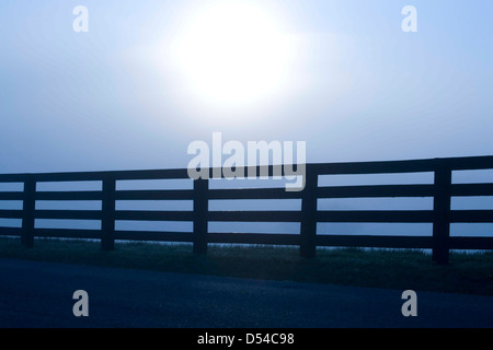 Black Plank clôture et lever du soleil Banque D'Images