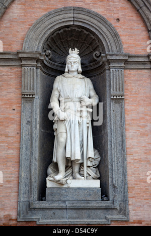 Palazzo Reale, Statue Frédéric II de Souabe, Naples, Italie Banque D'Images