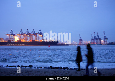 Hambourg, Allemagne, marcheurs sur l'Elbe et le port de Hambourg dans la soirée Banque D'Images