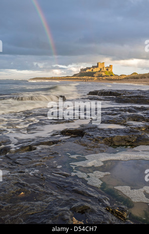 Château de Bamburgh, arc-en-ciel sur la côte de Northumberland, England, UK Banque D'Images