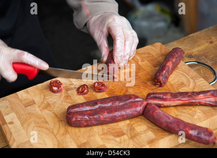 Saucisson Chorizo à la 5e édition de la fête du chocolat, qui s'est tenue à la rue Bridge, Ramsbottom, Lancashire, UK Banque D'Images