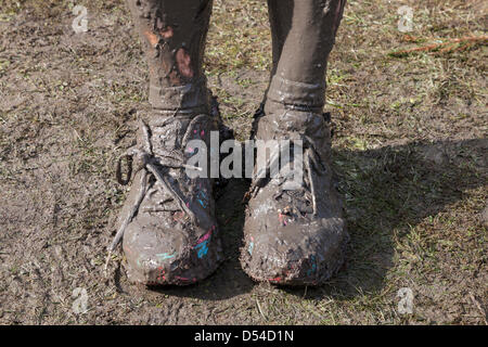 Kilmarnock, UK. 24 mars 2013. Mud Run organisé au Château Craufurdland Estate, près de Kilmarnock. Malgré les récentes intempéries environ 200 coureurs de boue ont pris part à la course annuelle de l'autre côté de la succession. La route a été de plus de 10 kilomètres à travers des bois, des rivières et des fossés remplis d'eau de nombreux coureurs ont été parrainés pour les organismes de bienfaisance. Banque D'Images