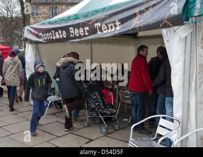 La 5e édition de la fête du chocolat tente à bière, tenue à la rue Bridge, Ramsbottom, Lancashire, UK Banque D'Images