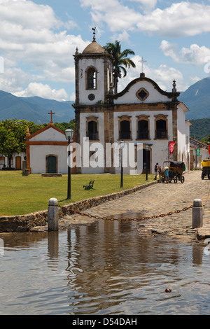 Capela de Eglise Santa Rita à marée haute. Paraty, petite ville de l'État de Rio de Janeiro, Brésil Banque D'Images