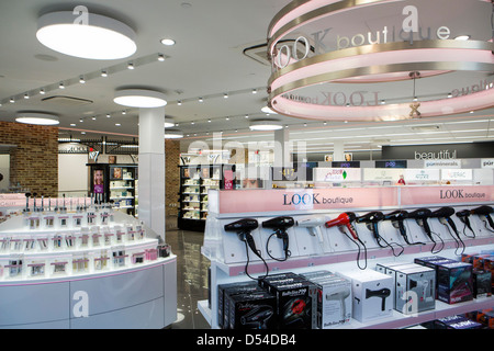 Les cosmétiques sur l'affichage à un Walgreens Flagship store dans le centre-ville de Washington, DC. Banque D'Images