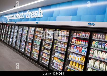 Le lait, les boissons gazeuses et autres boissons sur l'affichage à un Walgreens Flagship store. Banque D'Images