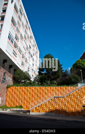 Bâtiment moderniste et panneau de tuiles, de 1959, par Eduardo Nery, Av. Infante Santo, Lisbonne Banque D'Images