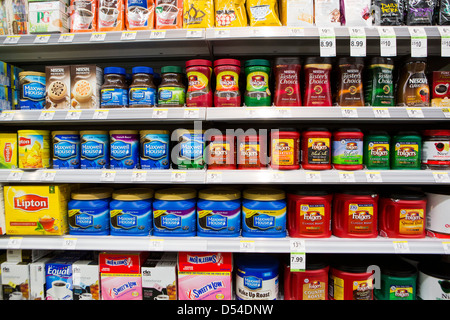 Les produits du café sur l'affichage à un Walgreens Flagship store. Banque D'Images