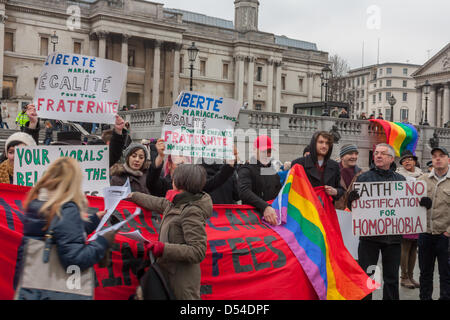 Londres, Royaume-Uni. Macrh 24, 2013. Les manifestants des deux côtés de l'argument sur l'égalité du mariage se sont réunis à Trafalgar Square, Londres. 24 mars 2013. Organisateurs de la protestation La Manif Pour Tous qui se tiendra à Paris avait organisé un événement Londres simultanée. Une contre-manifestations ont été organisées par les partisans des droits LGBT. Banque D'Images