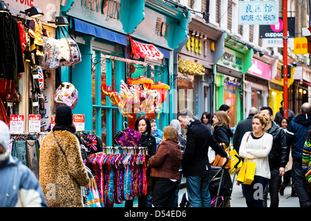 Shopping in Chinatown, Londres, Royaume-Uni Banque D'Images